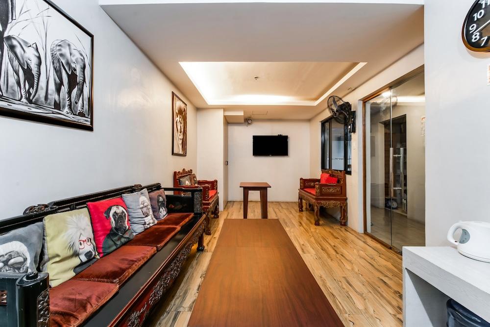 Oyo 136 Regal Residences Quezon City Exterior foto