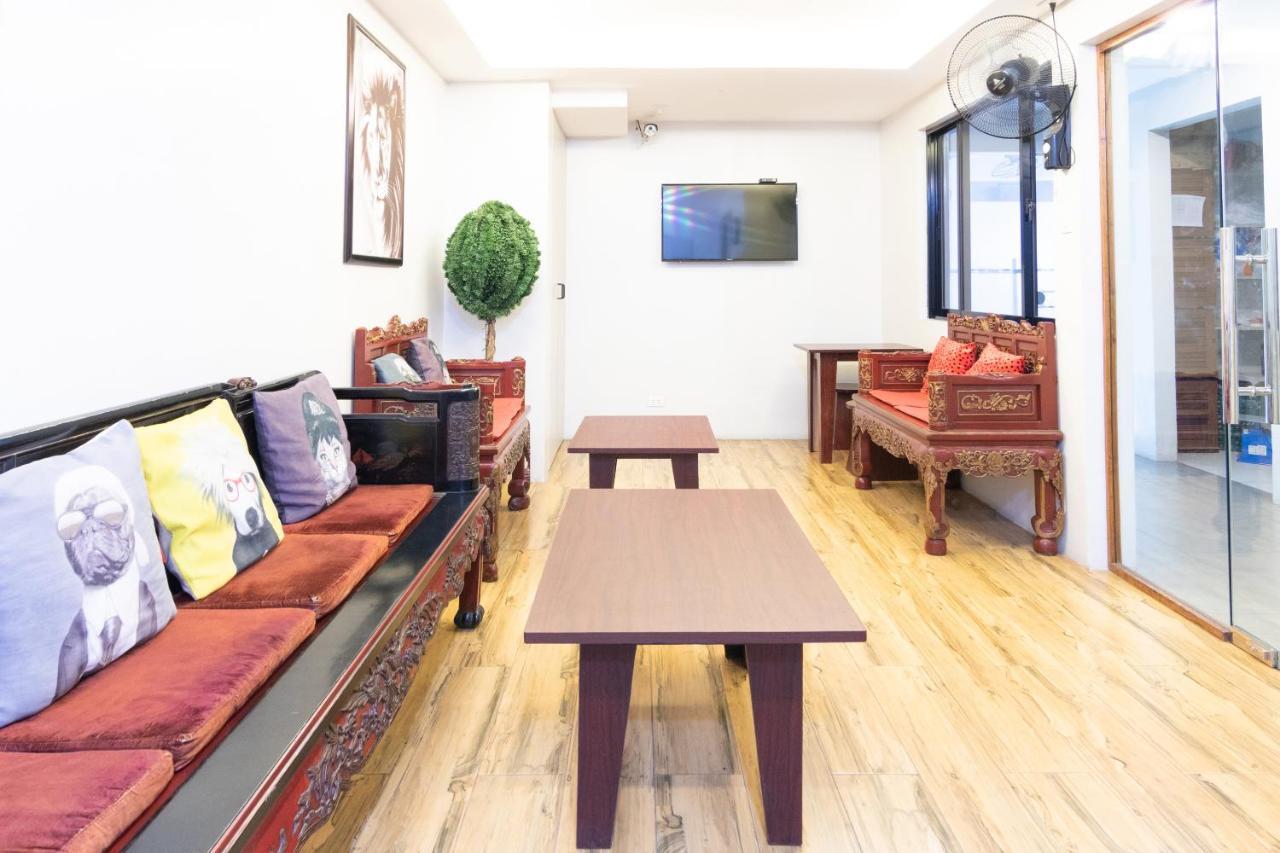 Oyo 136 Regal Residences Quezon City Exterior foto