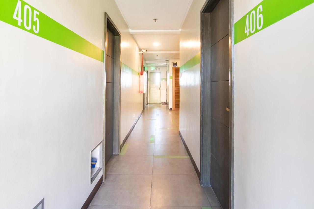 Oyo 136 Regal Residences Quezon City Exterior foto