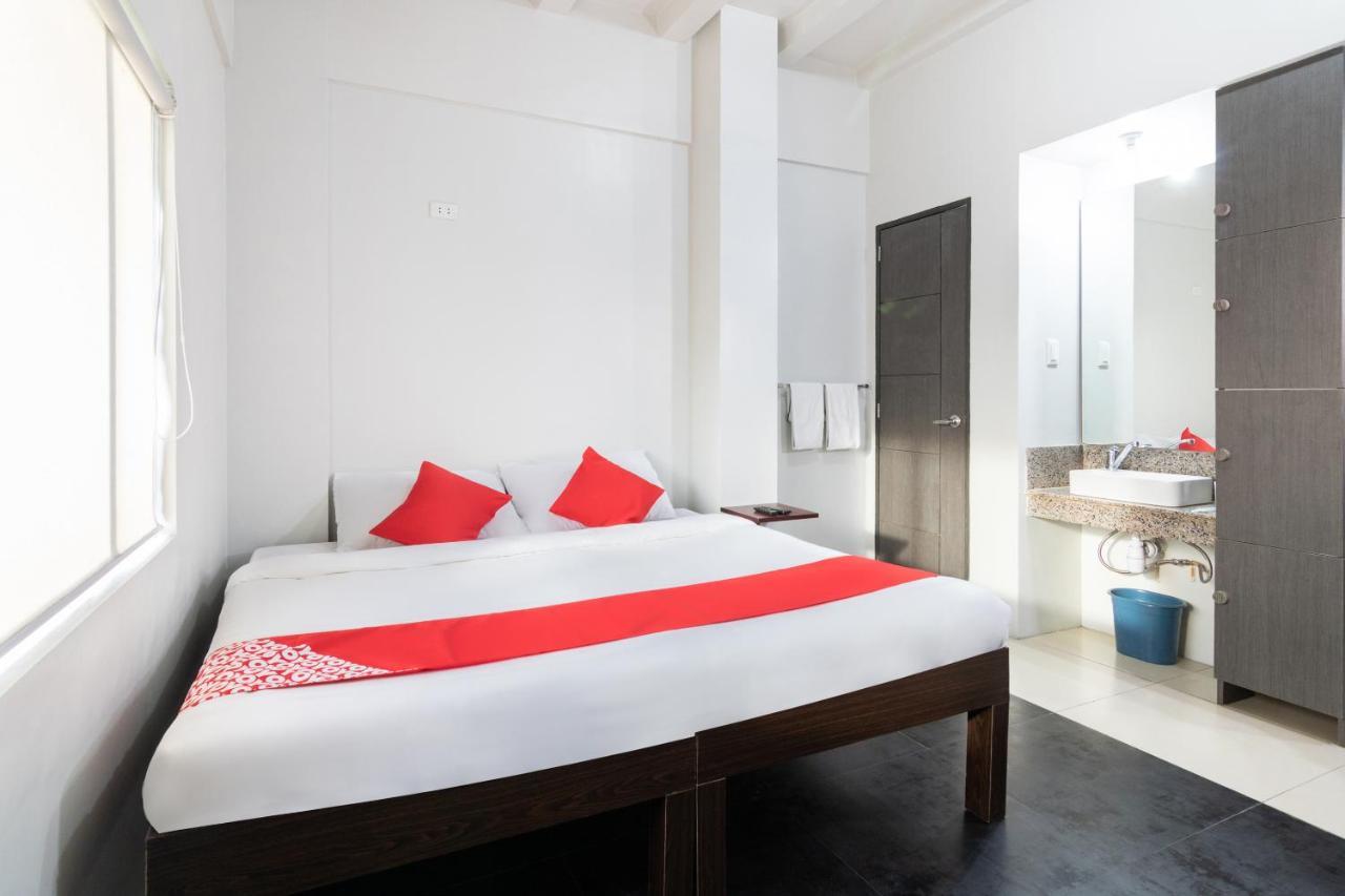 Oyo 136 Regal Residences Quezon City Exterior foto