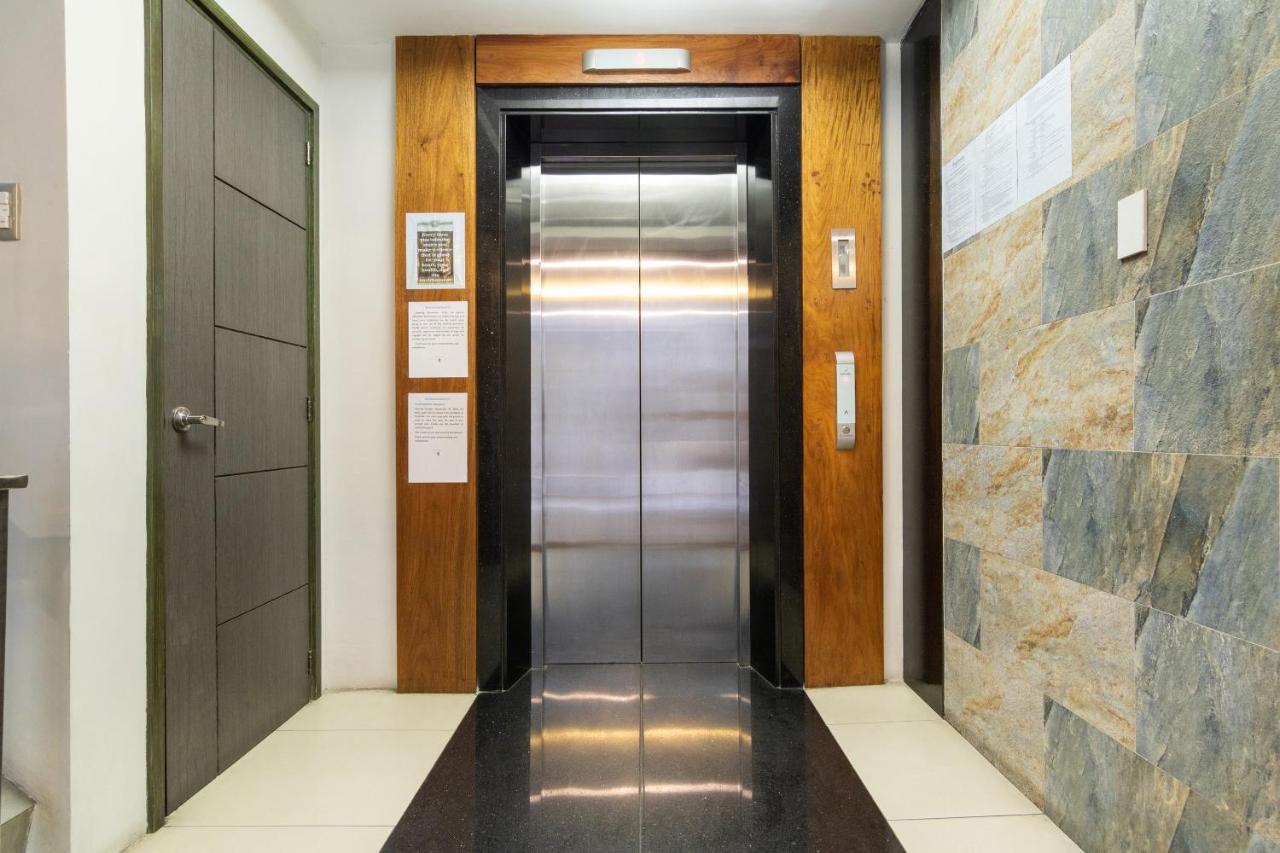 Oyo 136 Regal Residences Quezon City Exterior foto