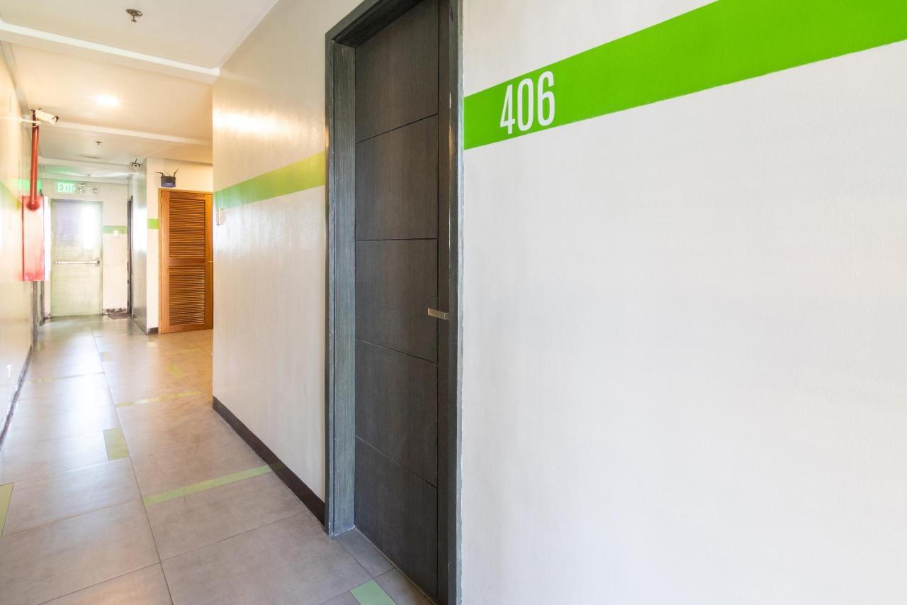 Oyo 136 Regal Residences Quezon City Exterior foto