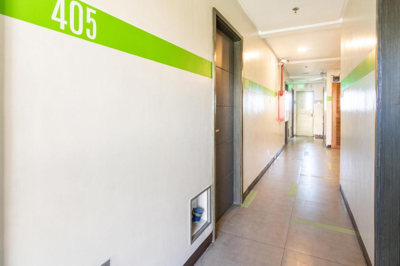 Oyo 136 Regal Residences Quezon City Exterior foto